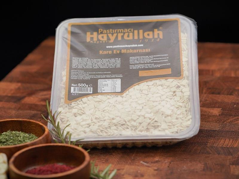 Geleneksel Kare Ev Makarnası